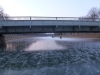Die Brücke von der Eisfläche aus.