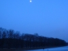 Der Mond steht schon am Himmel.